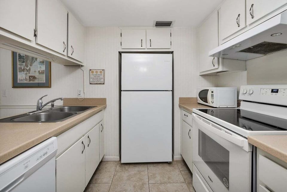Shipwatch 108 - Kitchen area with appliances