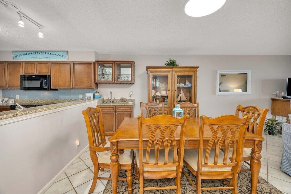 Pier Point 104 - Dining Area and Wet Bar