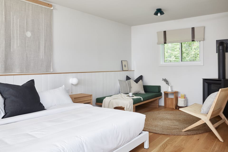 Calabogie King | Premium bedding, laptop workspace, free WiFi, bed sheets