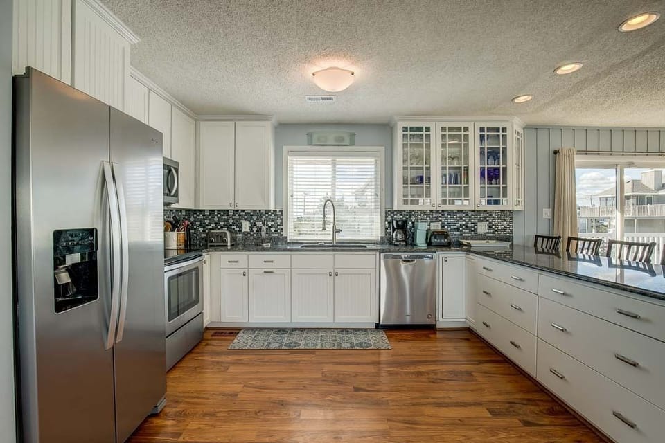 Top-Level Kitchen with Bar (seats 5)