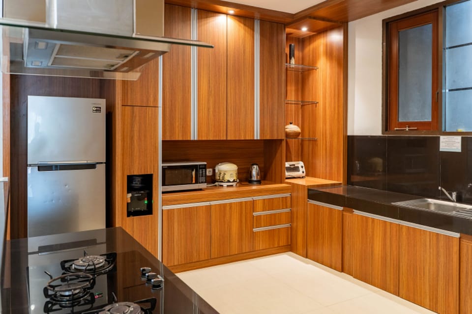 Full-size fridge, microwave, stovetop, electric kettle