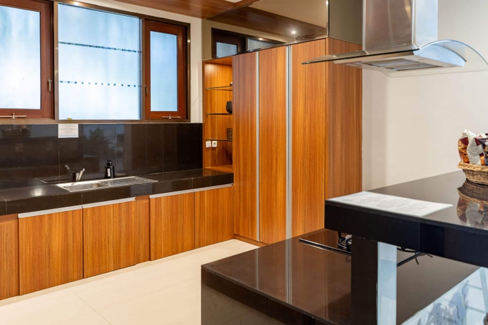 Full-size fridge, microwave, stovetop, electric kettle