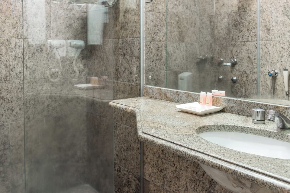 Superior Quadruple Room | Bathroom | Free toiletries, hair dryer, towels