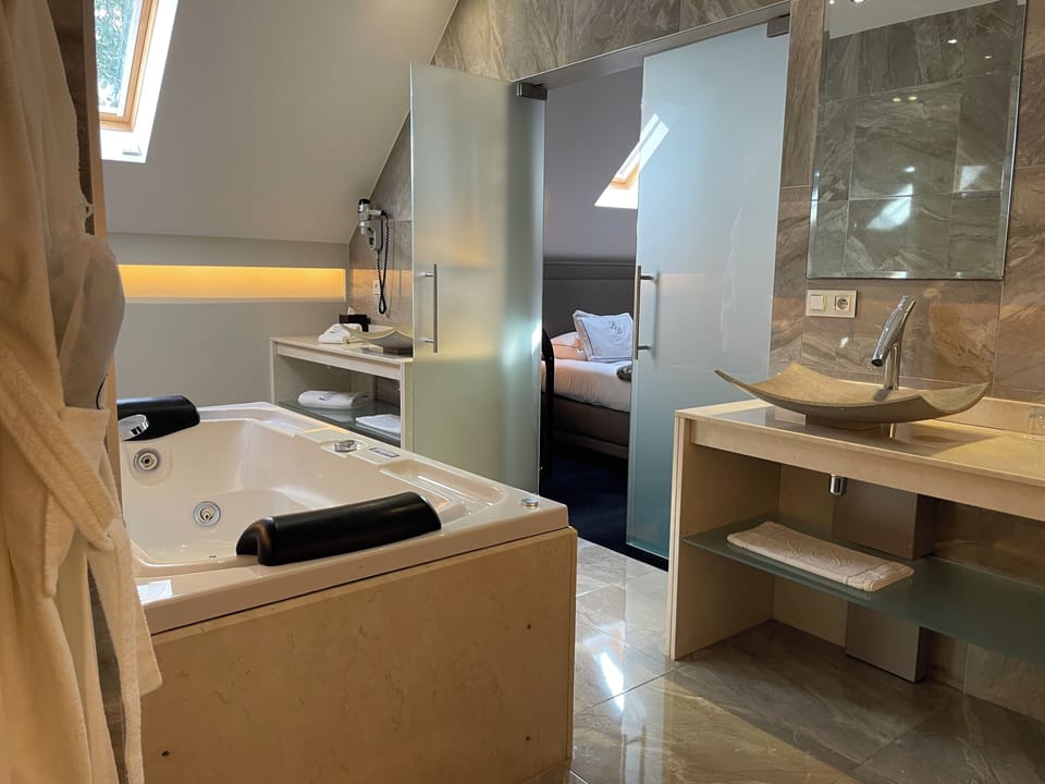 Superior Suite (Garden) | Bathroom | Free toiletries, hair dryer, bathrobes, slippers