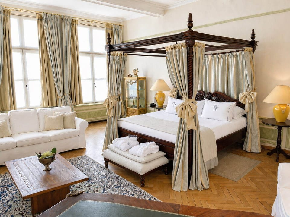 Suite | Minibar, in-room safe, individually decorated, individually furnished