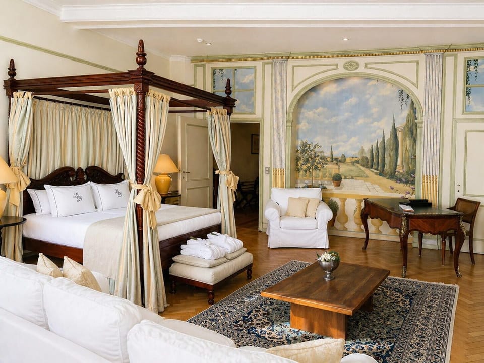 Suite | Minibar, in-room safe, individually decorated, individually furnished