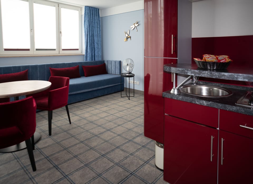 Junior Suite | Living room | 30-inch flat-screen TV with satellite channels, TV
