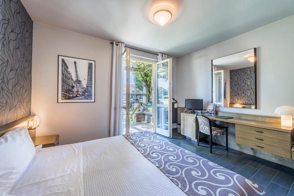 Double Room | Minibar, in-room safe, desk, soundproofing