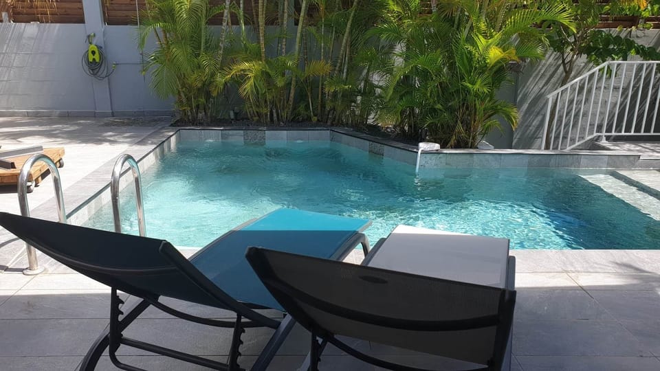 Villa zeinga piscine transats tropical sainte anne