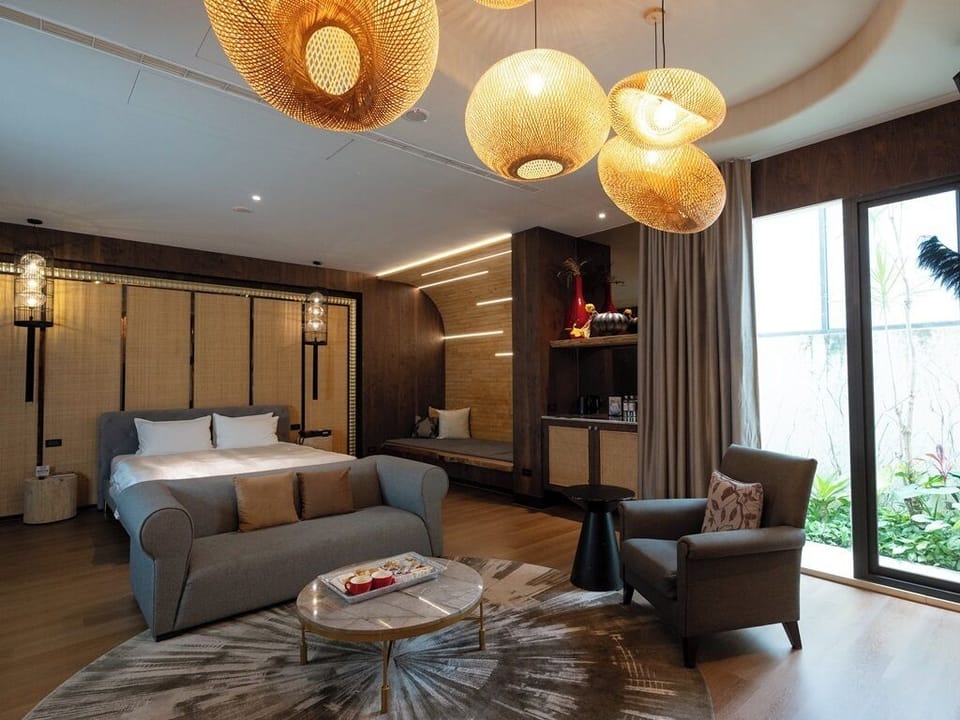 Premium bedding, down comforters, minibar, desk