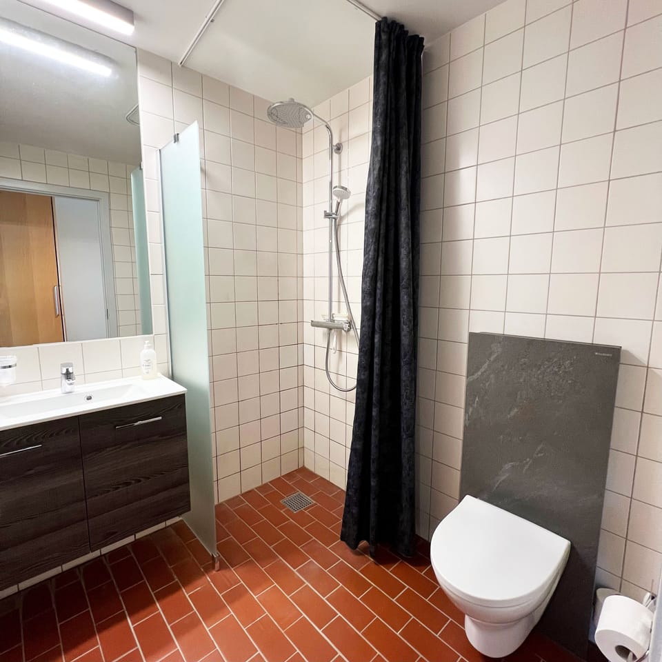 Family Room | Bathroom | Hair dryer, towels, soap, shampoo