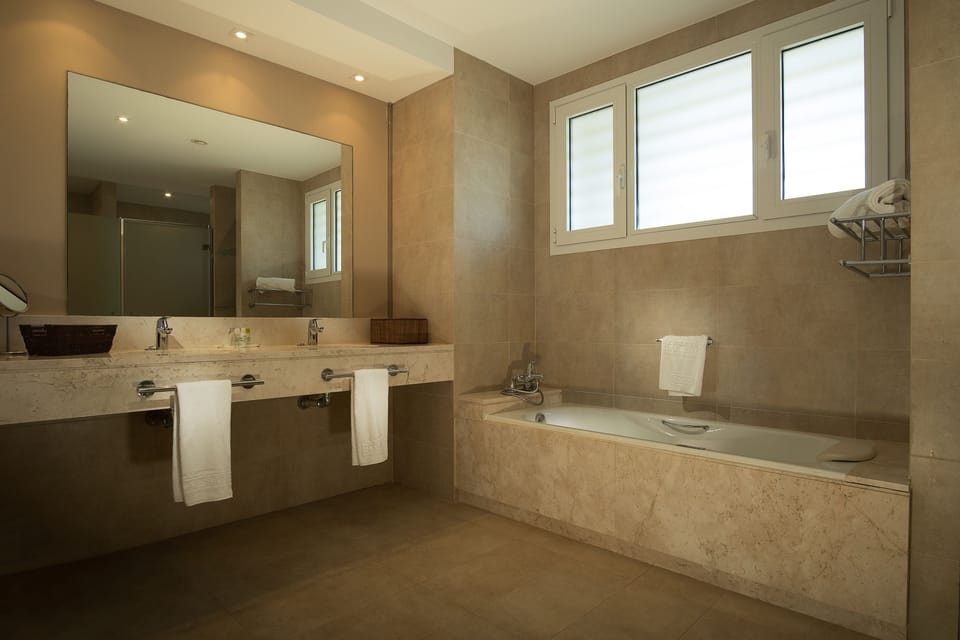 Apartment, 3 Bedrooms, Ocean View | Bathroom | Separate tub and shower, deep soaking tub, free toiletries, hair dryer
