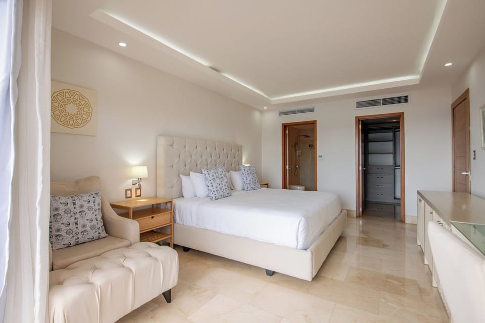 Family Suite, Non Smoking, Ocean View | Minibar, in-room safe, desk, laptop workspace