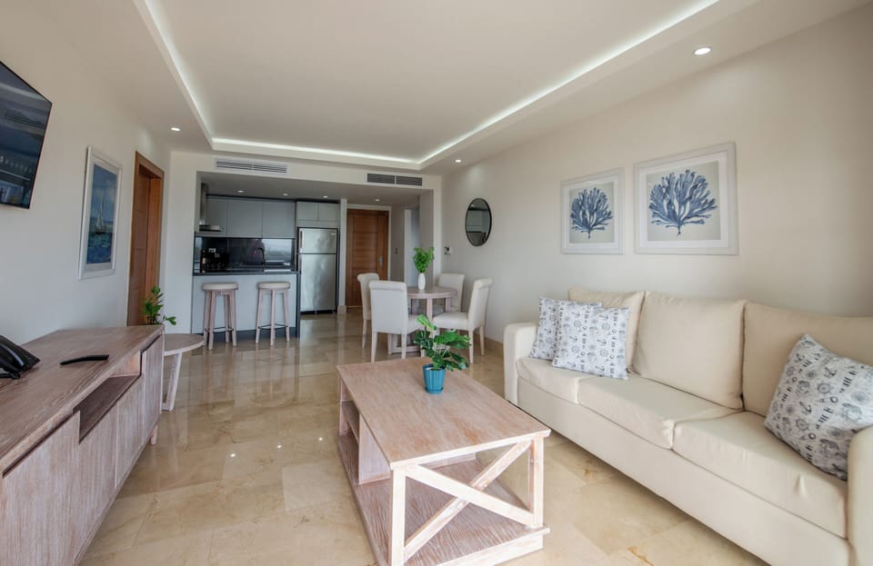 Family Suite, Non Smoking, Ocean View | Living area | 43-inch Smart TV with digital channels, TV, streaming services