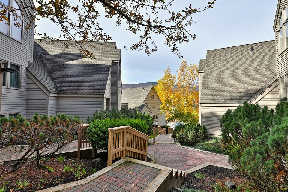 Well maintained walkways to each condo
