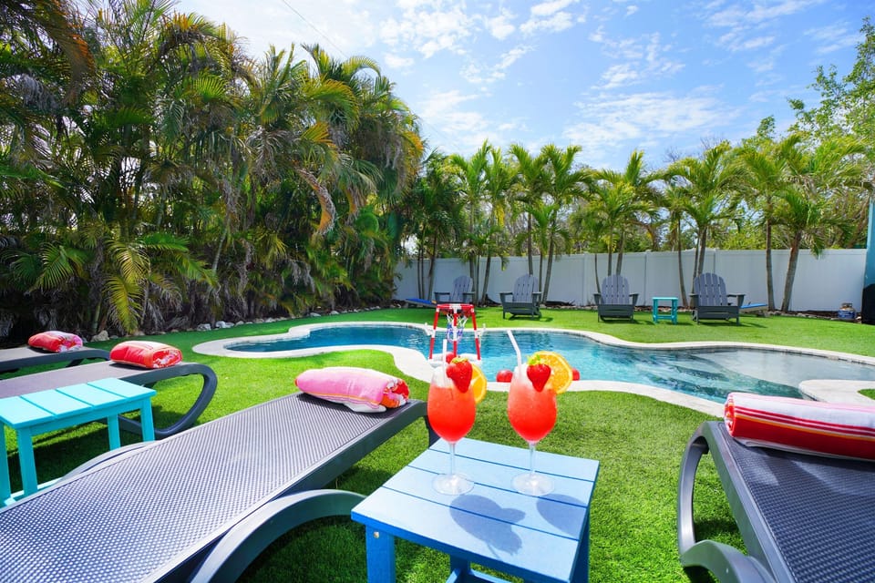 What could be more Florida than daquiries poolside?