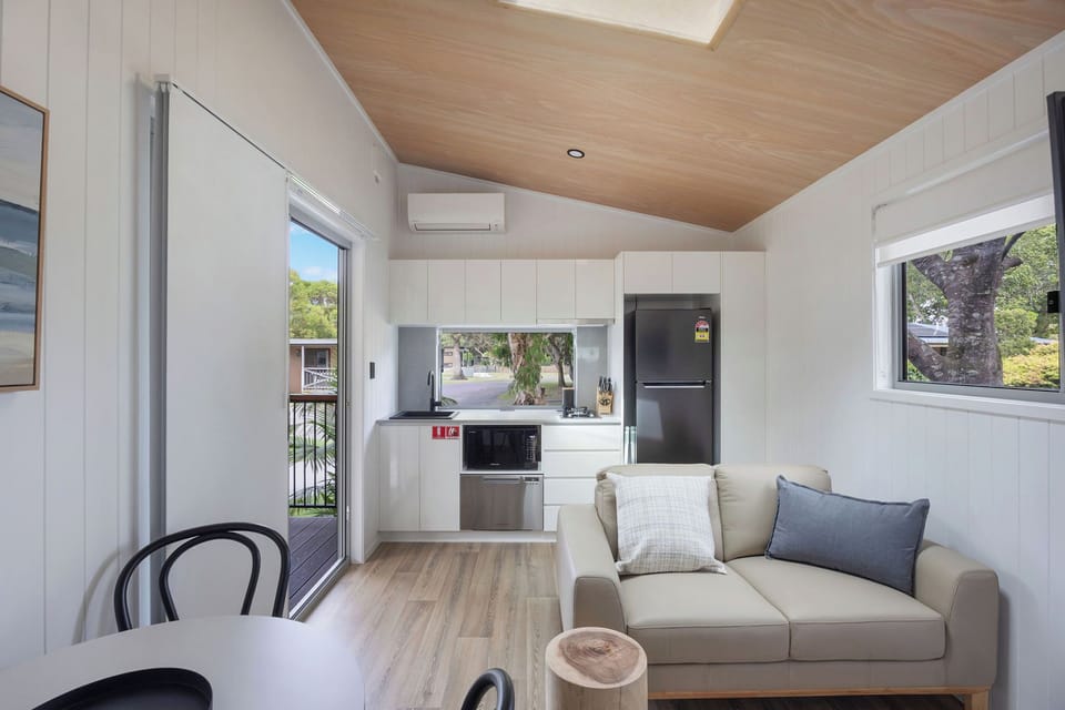 Premium Tiny Home - Sleeps 4 - Riverview | Private kitchen | Fridge, microwave, toaster, cookware/dishes/utensils