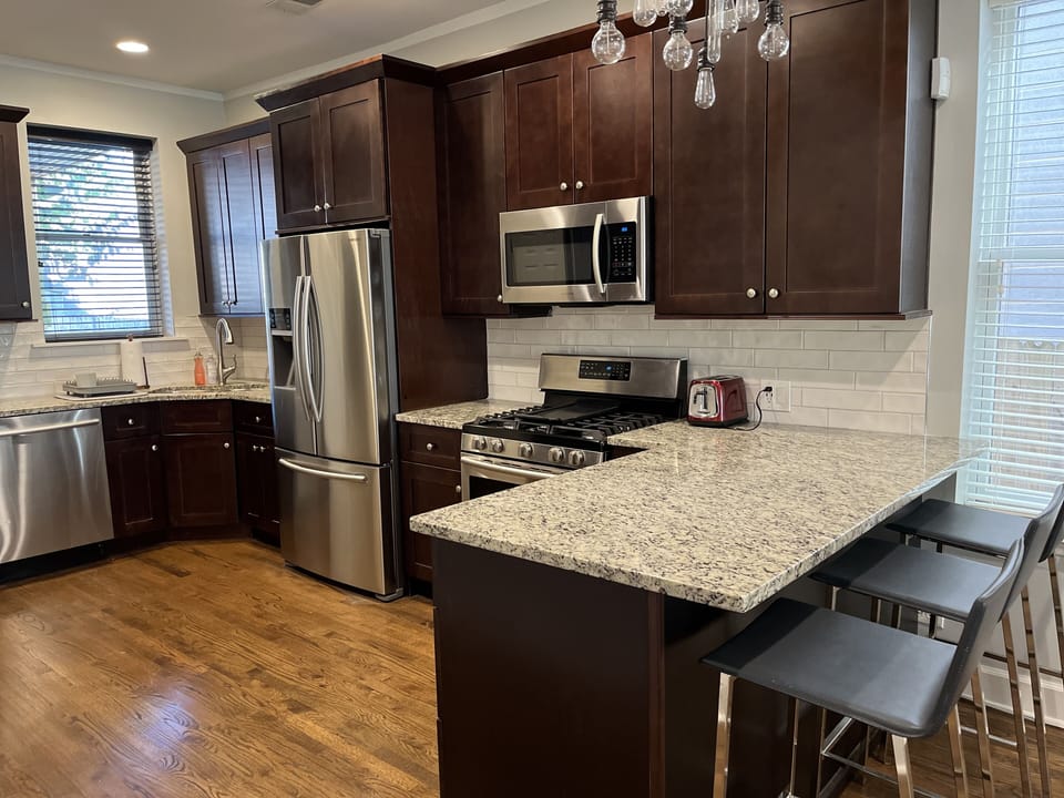 Countertop seating in kitchn