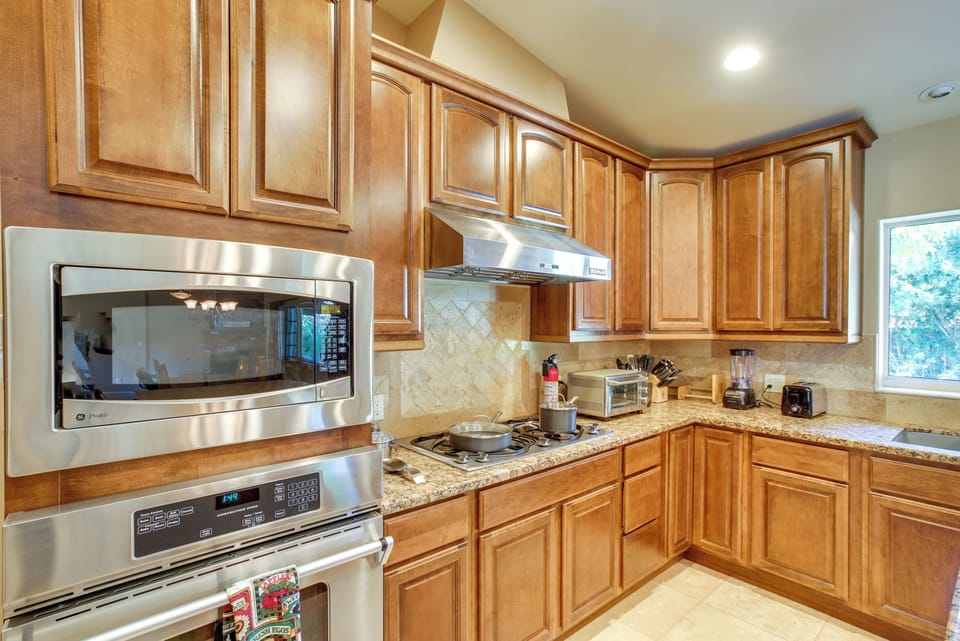 Kitchen | Fully Equipped w/ Cooking Essentials