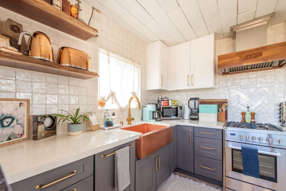 Full kitchen with green Smeg fridge, dishwasher, breakfast bar, fully equipped