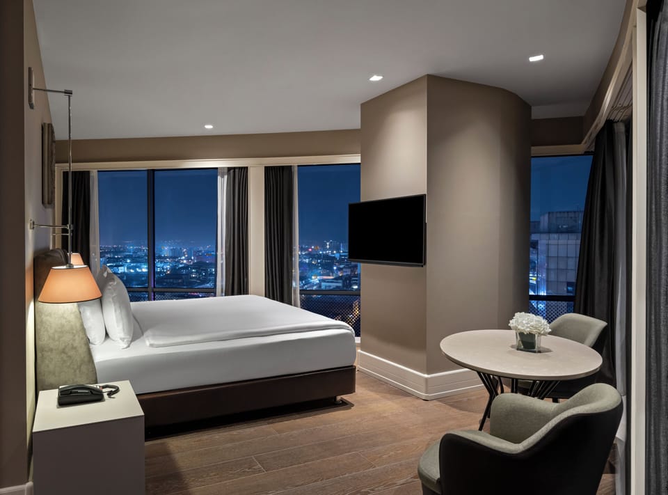 Golden Horn Suite | Minibar, in-room safe, desk, laptop workspace