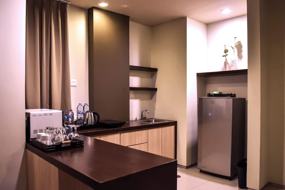 Studio Deluxe Room, Non Smoking | Private kitchen | Fridge, coffee/tea maker