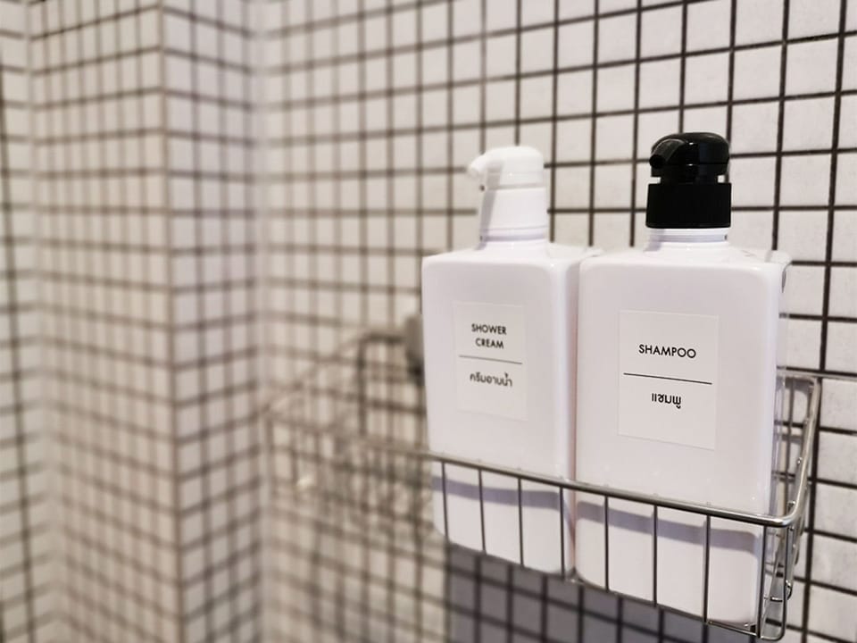 Shower, rainfall showerhead, free toiletries, towels