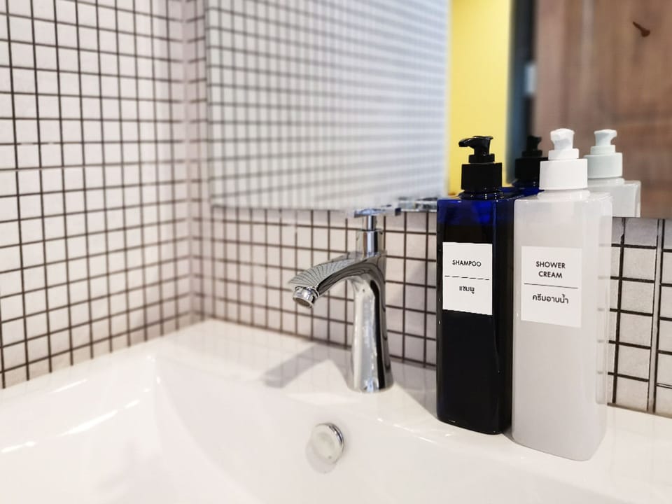Shower, rainfall showerhead, free toiletries, towels