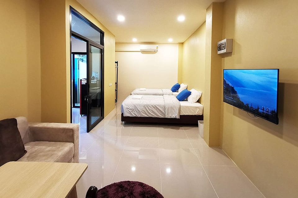 Deluxe Twin Room | Desk, free WiFi, bed sheets