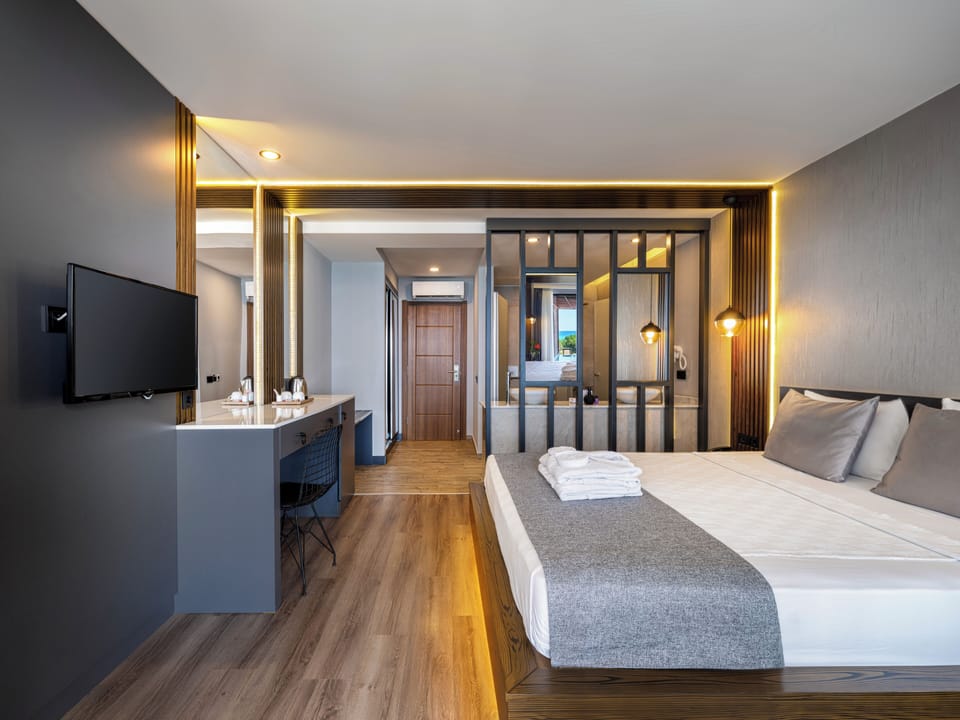 Premium bedding, free minibar, blackout drapes, soundproofing
