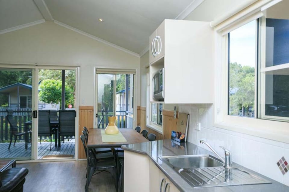 Deluxe Cabin - Sleeps 6 | In-room dining
