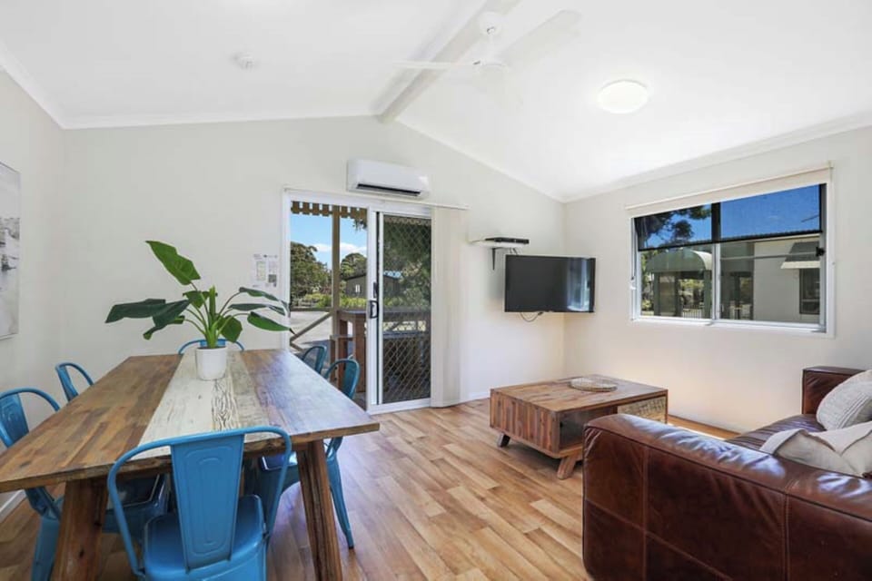 Deluxe Cabin - Sleeps 5 | In-room dining