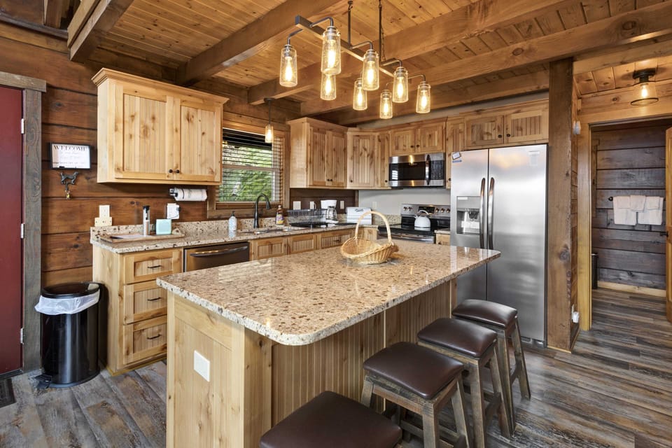 Kitchen with Granite and Eat at Bar Top