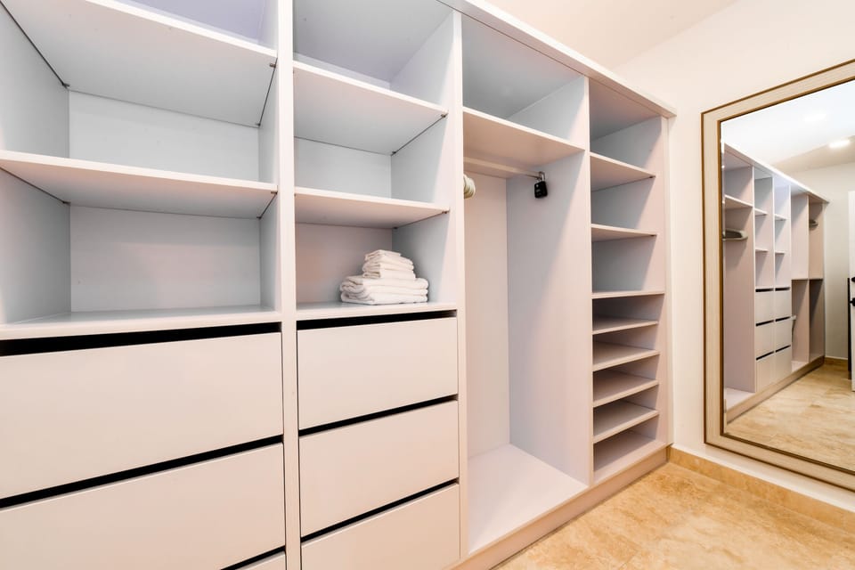 Spacious closet Area of the Villa in Noord Aruba - Full size mirror - Plenty storage options - Well-lit space