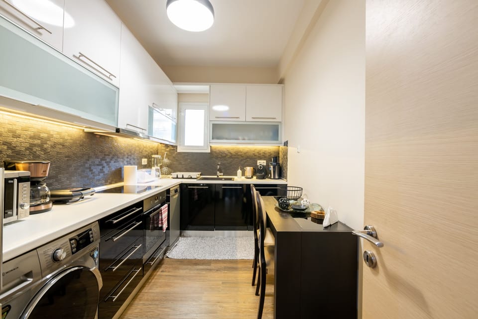 City Apartment | Private kitchen | Full-size fridge, microwave, oven, dishwasher