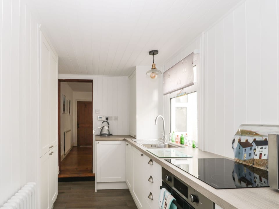 Cottage | Private kitchen | Fridge, dishwasher, electric kettle, toaster