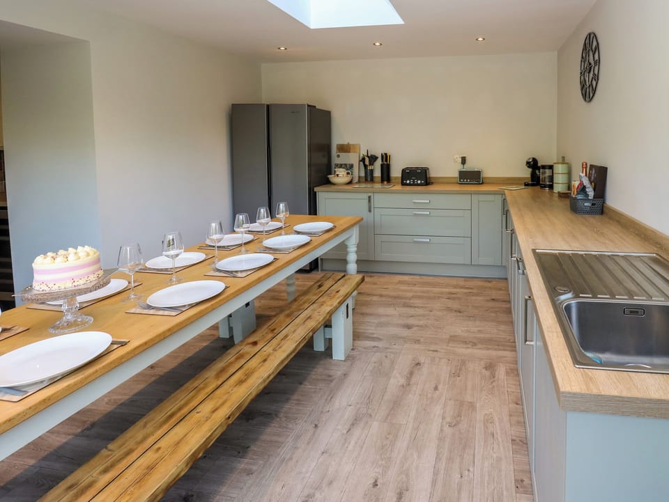 Cottage | Private kitchen | Fridge, microwave, dishwasher, electric kettle