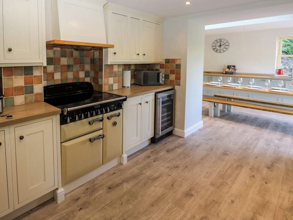 Cottage | Private kitchen | Fridge, microwave, dishwasher, electric kettle