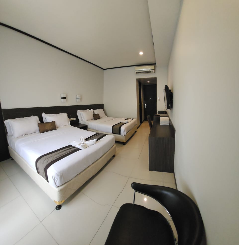 Deluxe Queen | In-room safe, desk, iron/ironing board, free WiFi