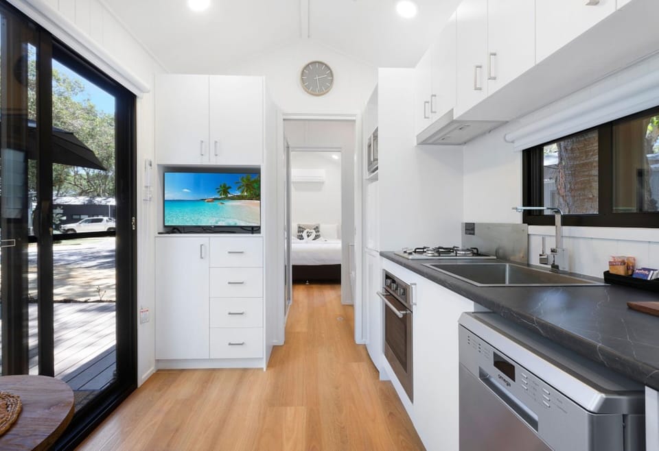 Tiny Home - Sleeps 2 | Private kitchen | Shared fridge, microwave, toaster, cleaning supplies