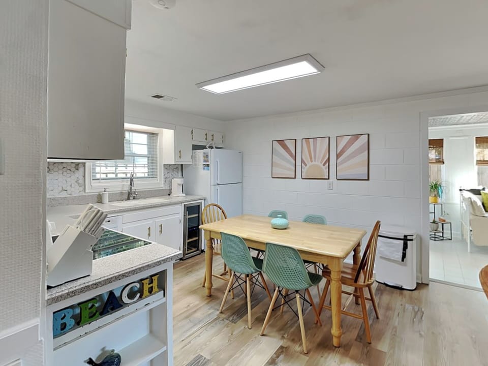 Kitchen & Dining