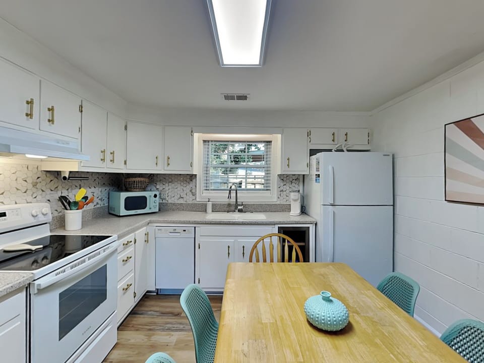 Kitchen & Dining