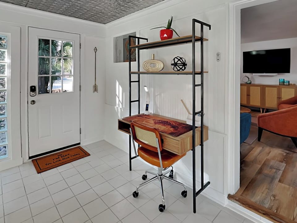 Sunroom w/ Daybed & Workspace