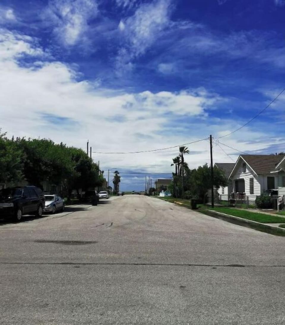 A 2 block stroll to the beach.