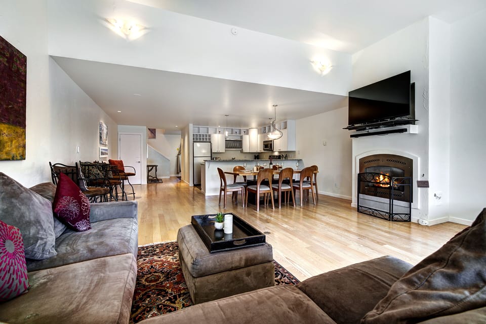 Livingroom/dining area with fireplace large flatscreen TV