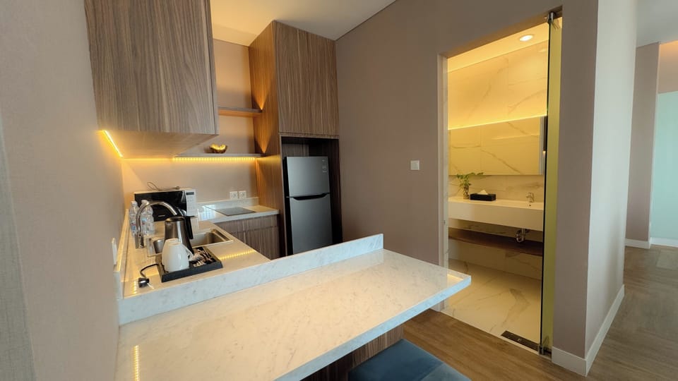President Suite Room | Living area | 32-inch LED TV with satellite channels, TV