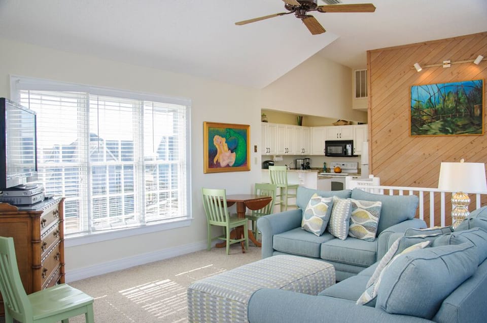 B01: Lauren Lee | Top Level Living Area