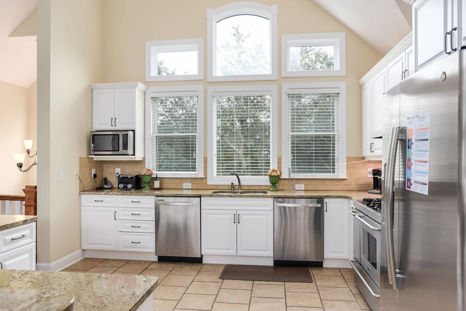 CC142: 8th And Sound | Top Level Kitchen