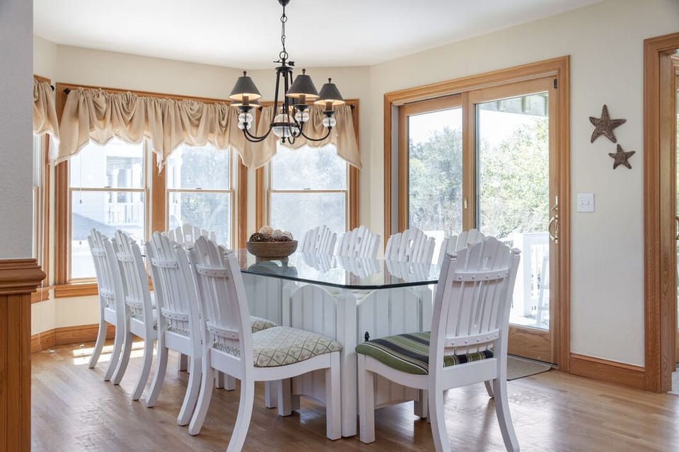 CC258: 40-Love | Mid Level Dining Area