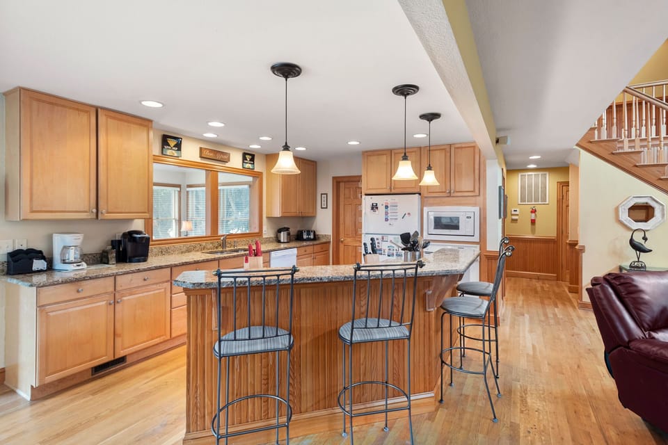 CC258: 40-Love | Mid Level Living Kitchen